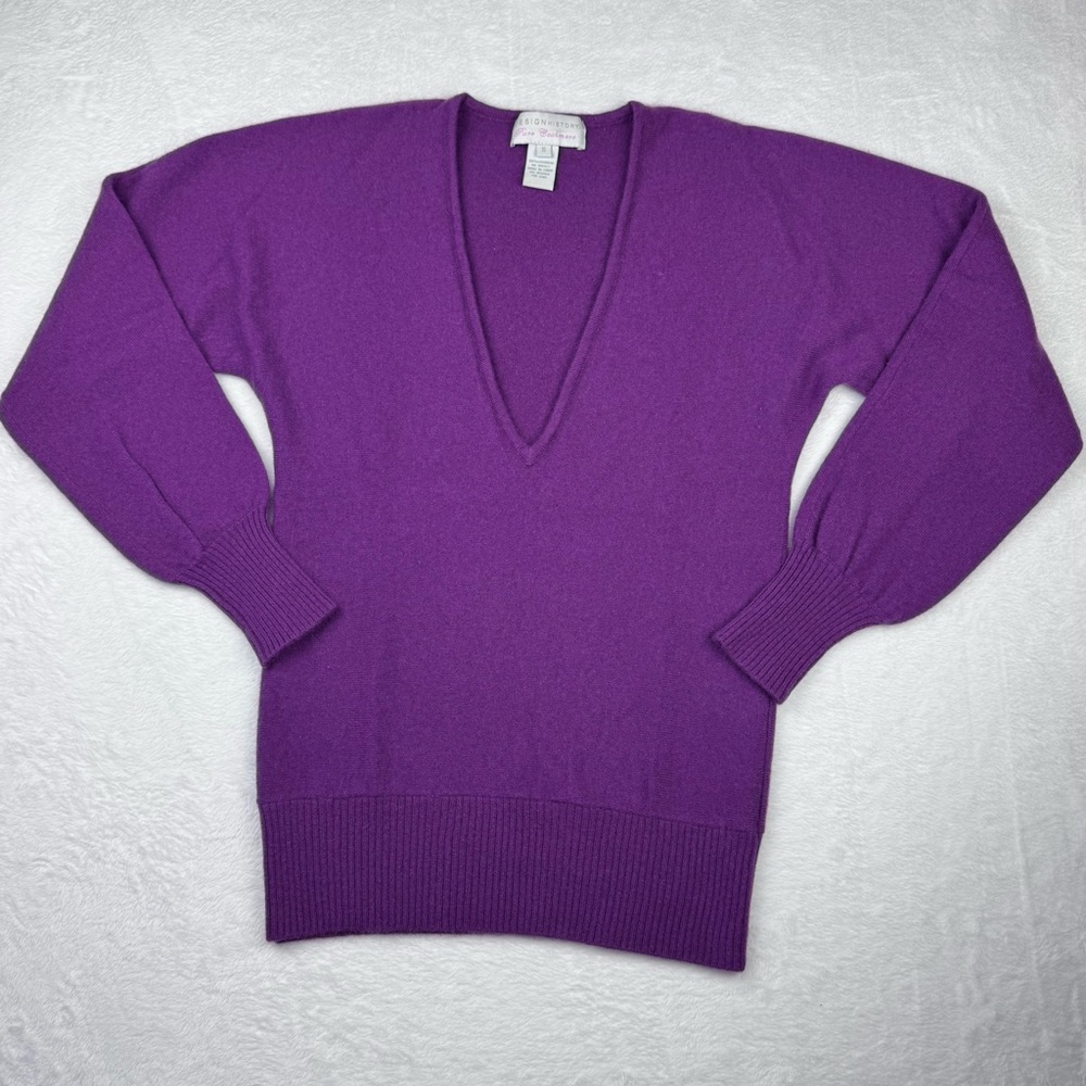Design History Pure Cashmere Sweater. V-neck dolman sleeve in purple. Size S.